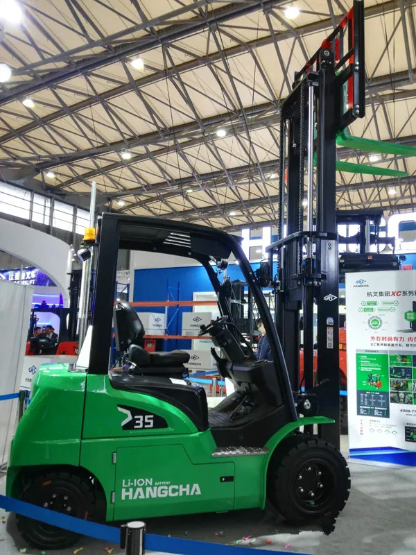 XC系列新能源叉車(chē)在發(fā)布現(xiàn)場(chǎng)上展示